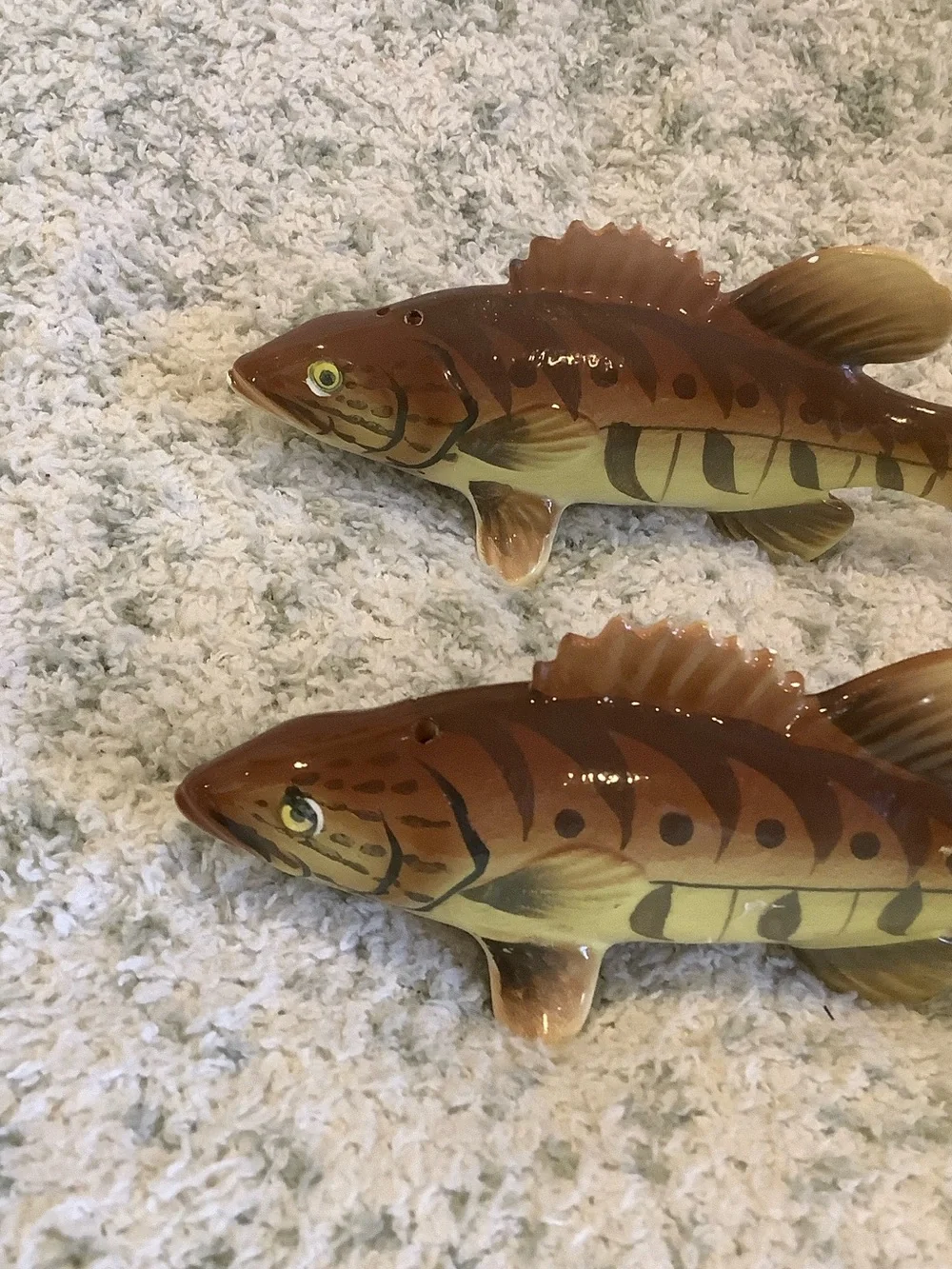 Small Mouth Black Bass Fishing Salt n Pepper Shakers Set of 2 Vintage RS 5.5x 2. - Picture 2 of 16